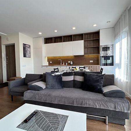 Your Home - Spacious Apartment In City Center, With Balcony & Self Check-In Вильнюс Экстерьер фото